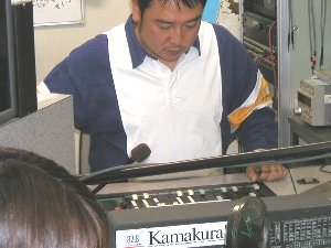 操作盤をにらむ